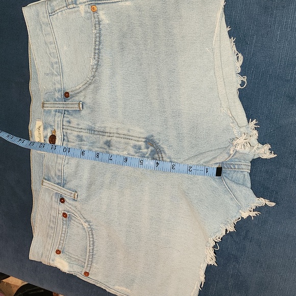 Madewell relaxed denim jean shorts, light wash and distressed size 30 - Picture 10 of 10